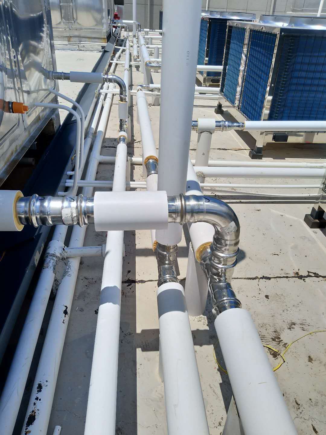 发泡不锈钢水管施工现场实拍.jpg 发泡不锈钢水管施工现场实拍.jpg