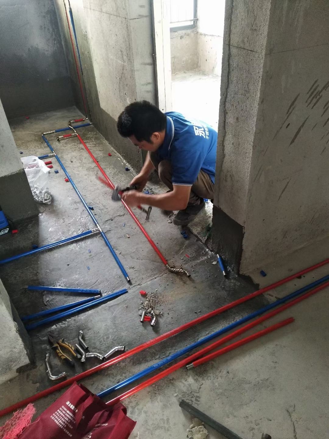 永穗牌覆塑双卡压式不锈钢水管安装现场.jpg 永穗牌覆塑双卡压式不锈钢水管安装现场.jpg